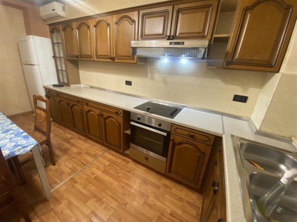 Tirane, jepet me qera apartament 3+1+Ballkon Kati 12, 170 m² 800 € (BRRYL)