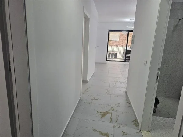Tirane, jepet me qera zyre , 120 m² 700 € 