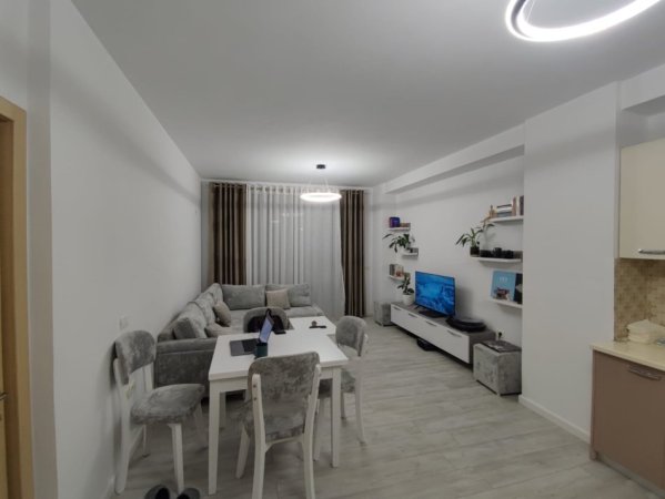 Tirane, jepet me qera apartament 2+1+Ballkon Kati 8, 105 m² 550 € (Rruga Tom Plezha)