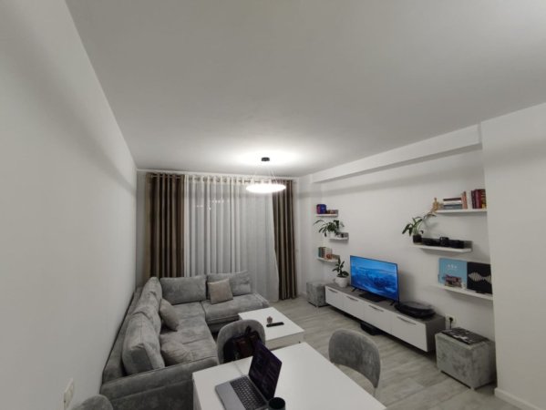 Tirane, jepet me qera apartament 2+1+Ballkon Kati 8, 105 m² 550 € (Rruga Tom Plezha)