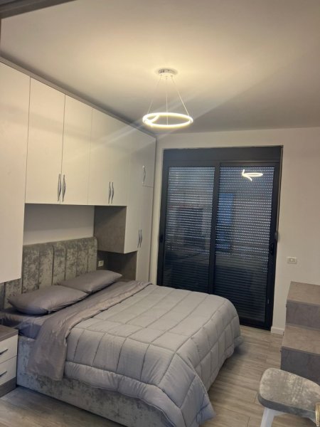 Tirane, jepet me qera apartament 2+1+Ballkon Kati 8, 105 m² 550 € (Rruga Tom Plezha)