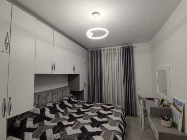 Tirane, jepet me qera apartament 2+1+Ballkon Kati 8, 105 m² 550 € (Rruga Tom Plezha)