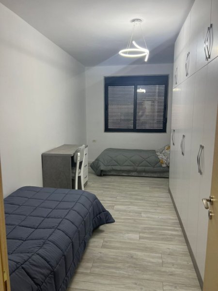 Tirane, jepet me qera apartament 2+1+Ballkon Kati 8, 105 m² 550 € (Rruga Tom Plezha)