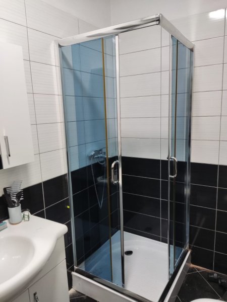 Tirane, jepet me qera apartament 2+1+Ballkon Kati 8, 105 m² 550 € (Rruga Tom Plezha)