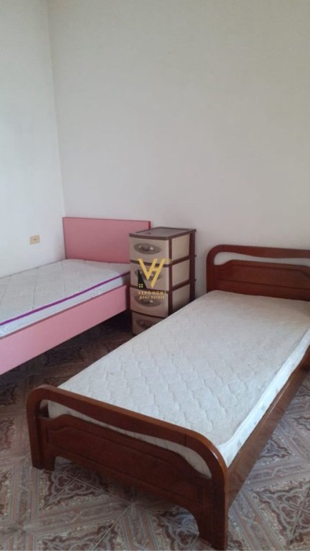 Tirane, jepet me qera apartament 3+1+Ballkon Kati 2, 120 m² 700 € (RRUGA 4 DESHMORET)