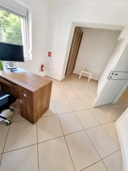 Tirane, jepet me qera zyre Kati 2, 84 m² 750 € (Myslym Shyri)