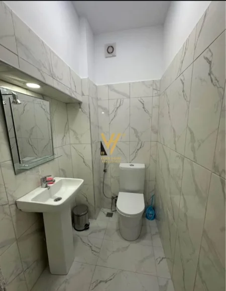 Tirane, jepet me qera dyqan Kati 0, 45 m² 380 € (SAUK)