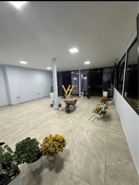 Tirane, jepet me qera dyqan Kati 0, 45 m² 380 € (SAUK)