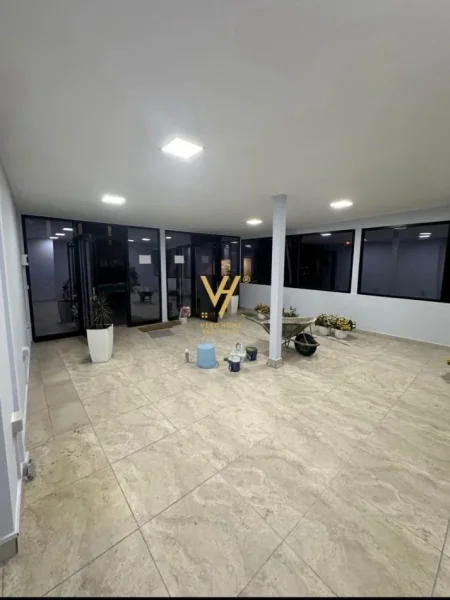 Tirane, jepet me qera dyqan Kati 0, 45 m² 380 € (SAUK)