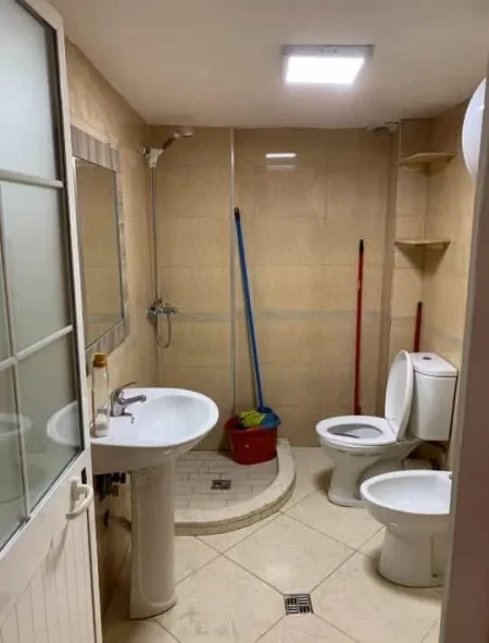 Tirane, jepet me qera apartament 2+1 Kati 1, 120 m² 350 € (fresku)