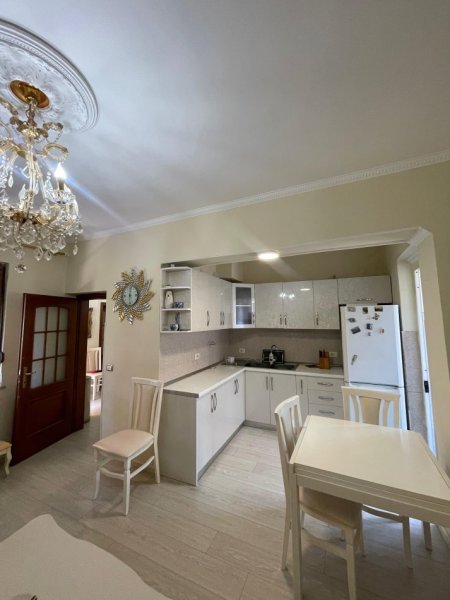 Durres, jepet me qera apartament 2+1+Aneks+Ballkon Kati 2, 90 m² 450 € (Gjykata| Durres)