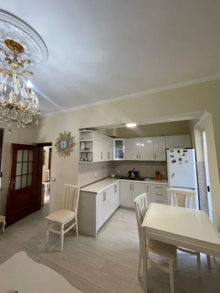 Durres, jepet me qera apartament 2+1+Aneks+Ballkon Kati 2, 90 m² 450 € (Gjykata| Durres)