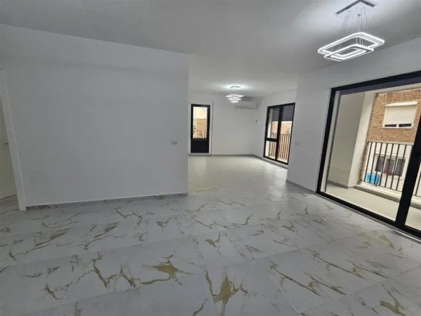 Tirane, jepet me qera zyre Kati 1, 120 m² 700 € (Ish Tregu Elektrik)