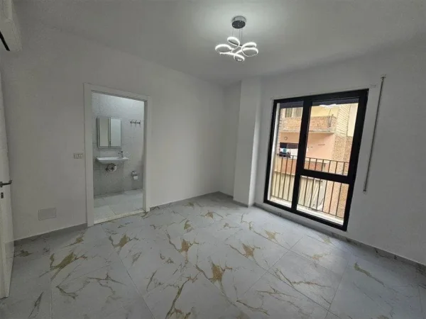 Tirane, jepet me qera zyre Kati 1, 120 m² 700 € (Ish Tregu Elektrik)