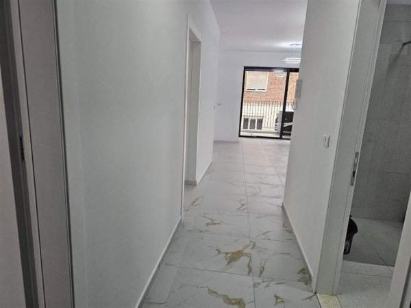 Tirane, jepet me qera zyre Kati 1, 120 m² 700 € (Ish Tregu Elektrik)