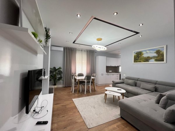 Tirane, jepet me qera apartament 2+1+Ballkon Kati 1, 100 m² 700 € (21 Dhjetori)