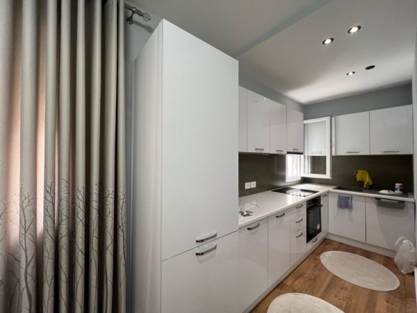 Tirane, jepet me qera apartament 2+1+Ballkon Kati 1, 100 m² 700 € (21 Dhjetori)