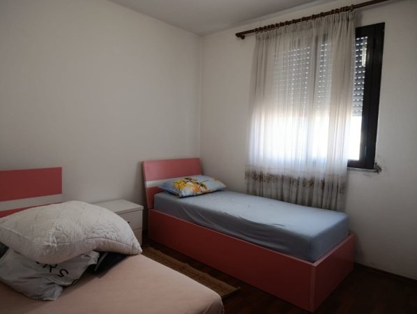 Tirane, jap me qera apartament 2+1+Ballkon Kati 9, 82 m² 600 € (Rruga e Kavajes)