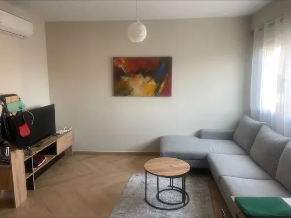 Tirane, jepet me qera apartament 1+1 Kati 5, 75 m² 600 € (Petro Nini Luarasi)