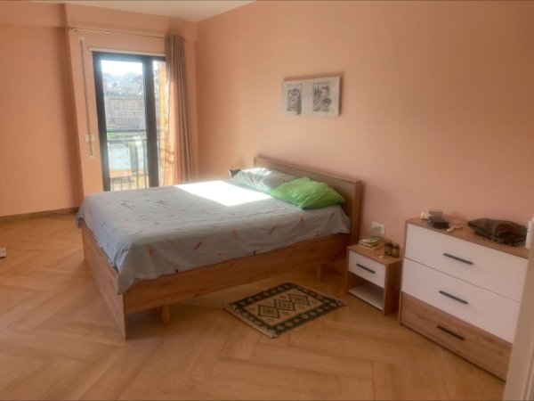Tirane, jepet me qera apartament 1+1 Kati 5, 75 m² 600 € (Petro Nini Luarasi)