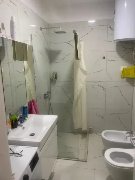 Tirane, jepet me qera apartament 1+1 Kati 5, 75 m² 600 € (Petro Nini Luarasi)