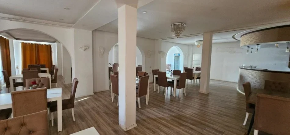 Tirane, jepet me qera ambjent biznesi Kati 1, 6.420 m² 3.500 € (Ndroq)