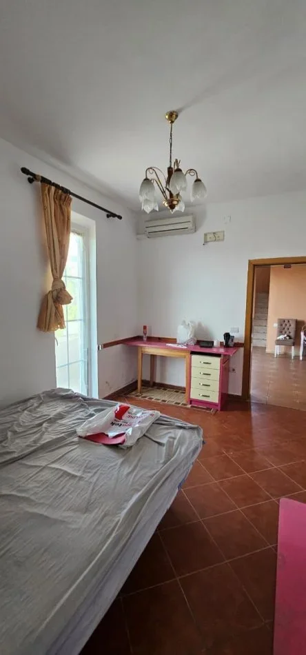 Tirane, jepet me qera ambjent biznesi Kati 1, 6.420 m² 3.500 € (Ndroq)