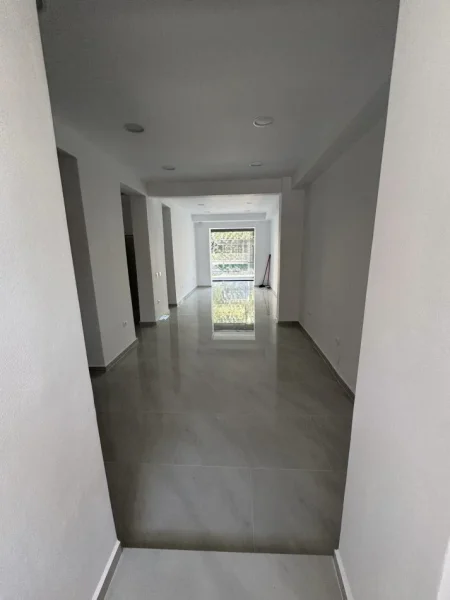 Tirane, jepet me qera dyqan Kati 0, 65 m² 2.000 € (21 Dhjetori ne Kryqezim)