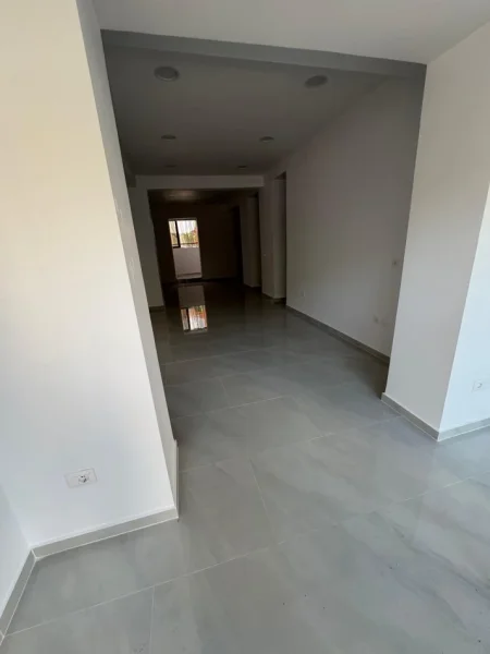 Tirane, jepet me qera dyqan Kati 0, 65 m² 2.000 € (21 Dhjetori ne Kryqezim)