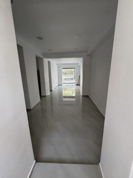 Tirane, shitet dyqan Kati 0, 65 m² 630.000 € (21 Dhjetori ne Kryqezim)