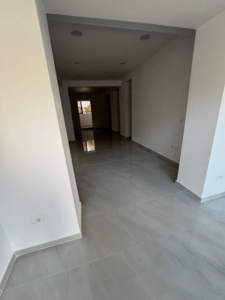 Tirane, shitet dyqan Kati 0, 65 m² 630.000 € (21 Dhjetori ne Kryqezim)