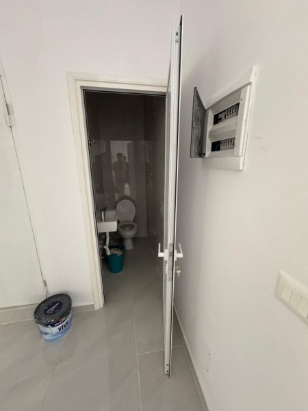 Tirane, shitet dyqan Kati 0, 65 m² 630.000 € (21 Dhjetori ne Kryqezim)