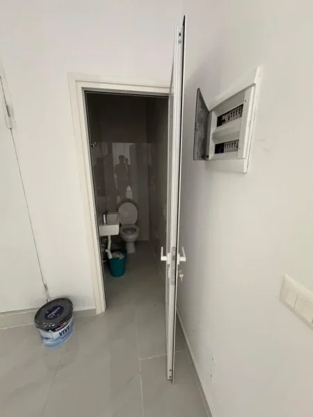 Tirane, shitet dyqan Kati 0, 65 m² 630.000 € (21 Dhjetori ne Kryqezim)