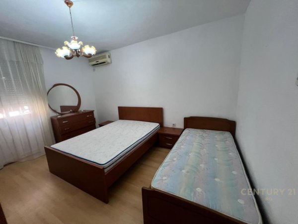 Tirane, jepet me qera apartament 1+1 Kati 3, 55 m² 425 € (Petro Nini)