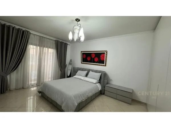 Tirane, jepet me qera apartament 1+1 Kati 9, 87 m² 1.000 € (Libri universitar)