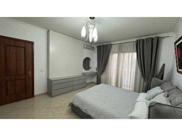 Tirane, jepet me qera apartament 1+1 Kati 9, 87 m² 1.000 € (Libri universitar)