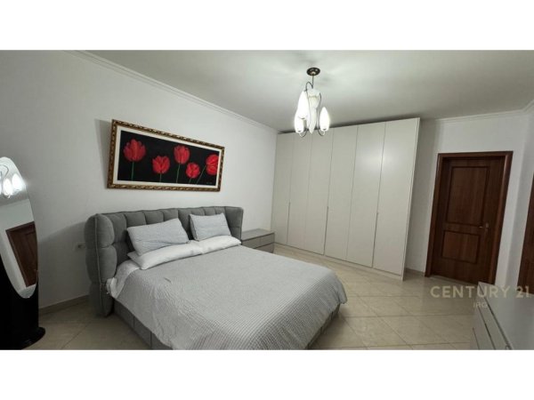 Tirane, jepet me qera apartament 1+1 Kati 9, 87 m² 1.000 € (Libri universitar)