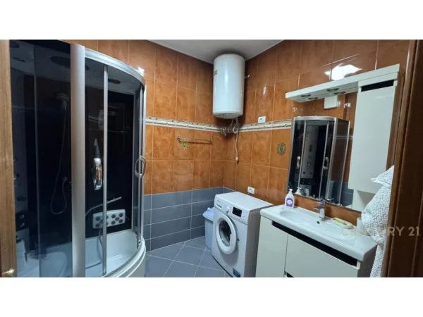 Tirane, jepet me qera apartament 1+1 Kati 9, 87 m² 1.000 € (Libri universitar)