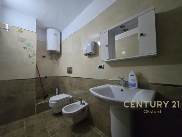 Tirane, jepet me qera ambjent biznesi Kati 1, 151 m² 1.500 € 