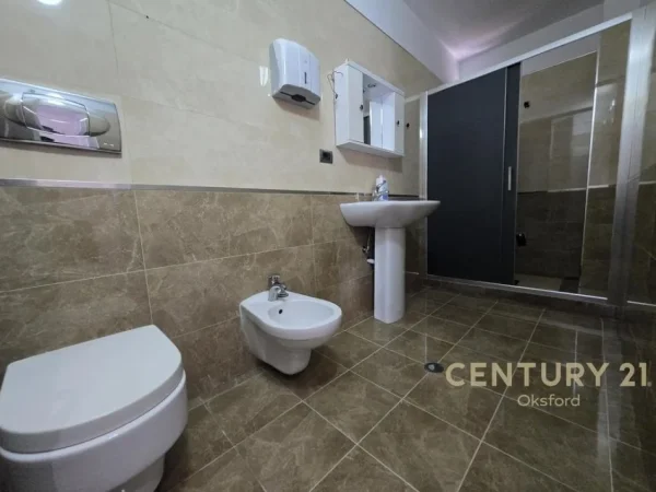 Tirane, jepet me qera ambjent biznesi Kati 1, 151 m² 1.500 € 