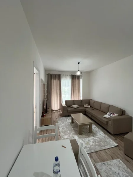 Tirane, jepet me qera apartament 1+1 Pallat 2025, Kati 2, 450 € (Yzberisht Nela 6)