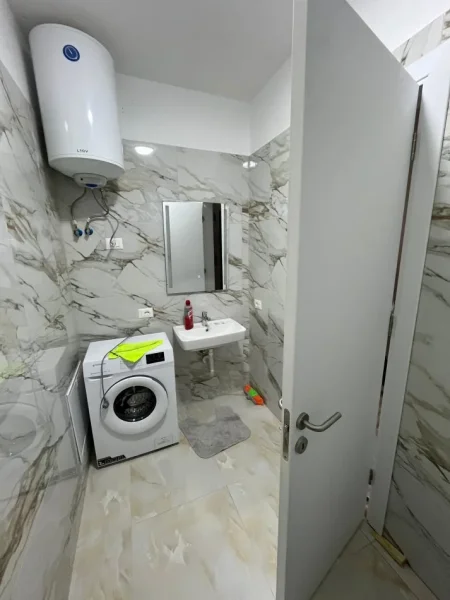 Tirane, jepet me qera apartament 1+1 Pallat 2025, Kati 2, 450 € (Yzberisht Nela 6)