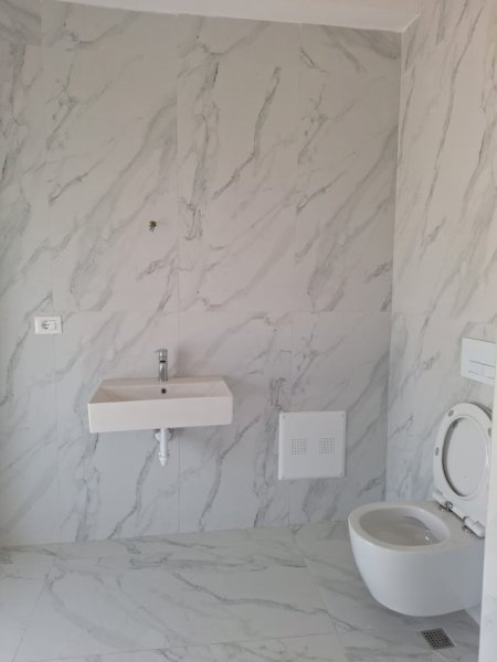 Tirane, jepet me qera apartament pjesërisht i mobiluar 2+1 Kati 4, 98 m² 370 € (KOMPLEKSI KAIMI, ALI DEMI) PA KOMISION