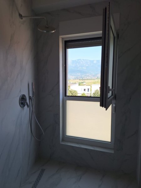 Tirane, jepet me qera apartament pjesërisht i mobiluar 2+1 Kati 4, 98 m² 370 € (KOMPLEKSI KAIMI, ALI DEMI) PA KOMISION