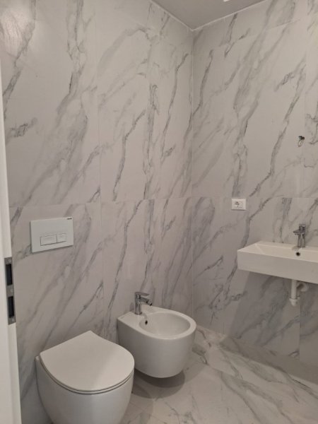 Tirane, jepet me qera apartament pjesërisht i mobiluar 2+1 Kati 4, 98 m² 370 € (KOMPLEKSI KAIMI, ALI DEMI) PA KOMISION