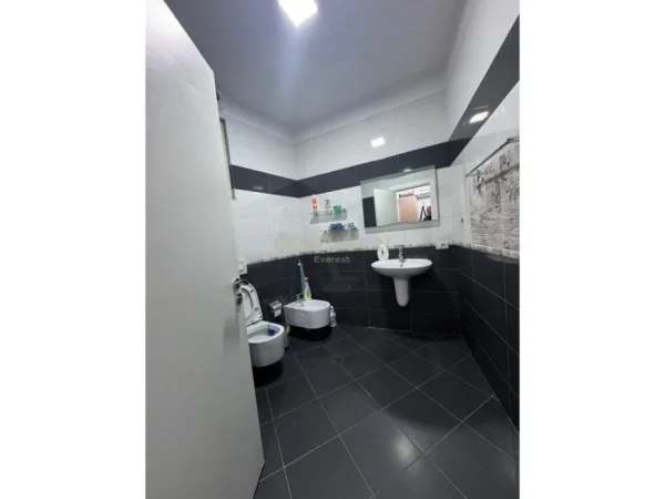 Tirane, jap me qera apartament 2+1+Ballkon Kati 6, 115 m² 700 € (Astir)