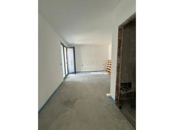 Tirane, shes apartament 1+1 Kati 2, 118 m² 142.000 € (Ish dogana)