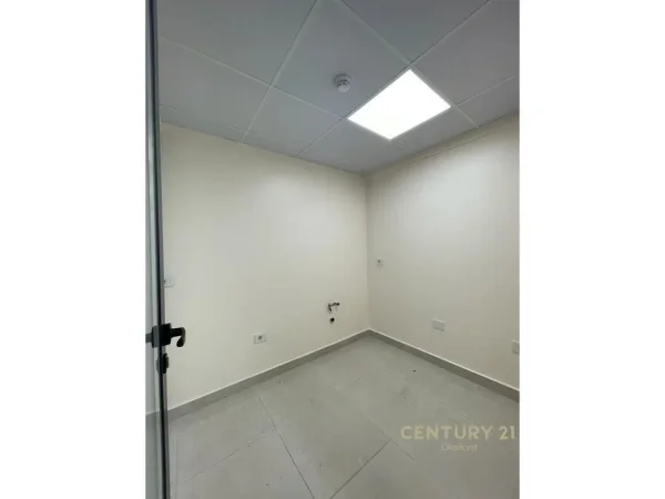 Tirane, jepet me qera ambjent biznesi Kati 3, 150 m² 2.200 € (Rruga e Elbasanit)