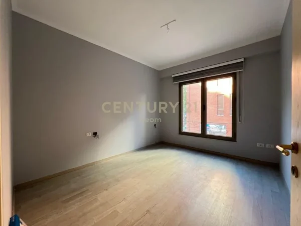 Tirane, jepet me qera ambjent biznesi Kati 1, 75 m² 750 € (Delijorgji)
