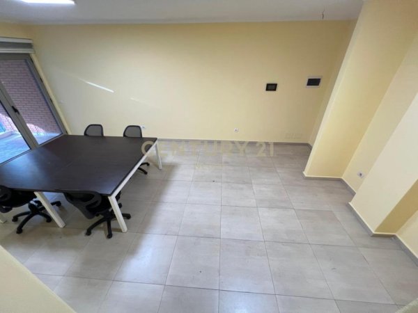 Tirane, jepet me qera ambjent biznesi Kati 1, 75 m² 750 € (Delijorgji)